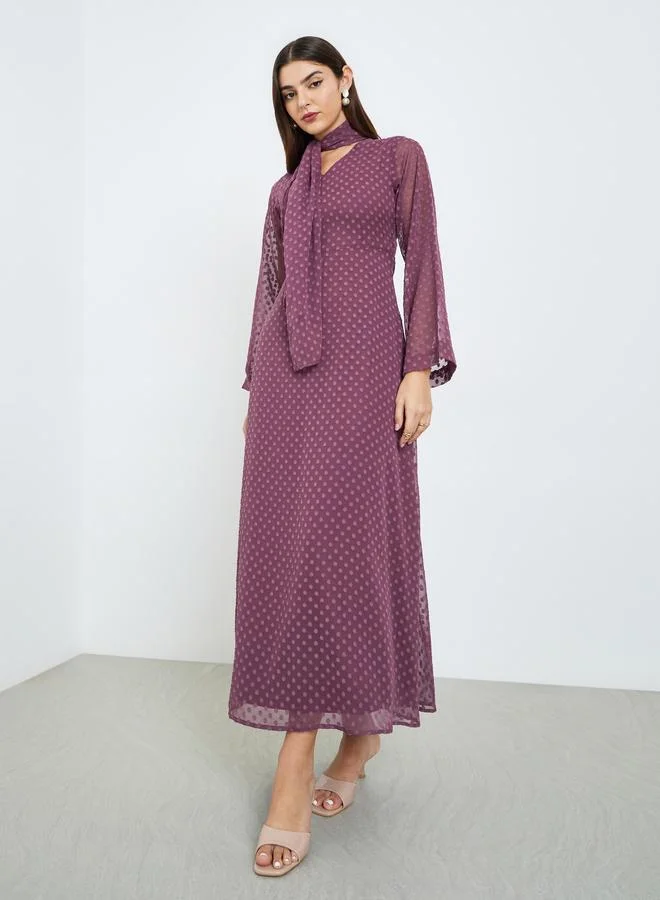 ستايلي فستان طويل بتفاصيل بارزة الملمس وياقة بأربطة